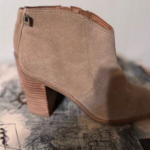 Lucky Brand Tan Ankle Booties with Stacked Heel